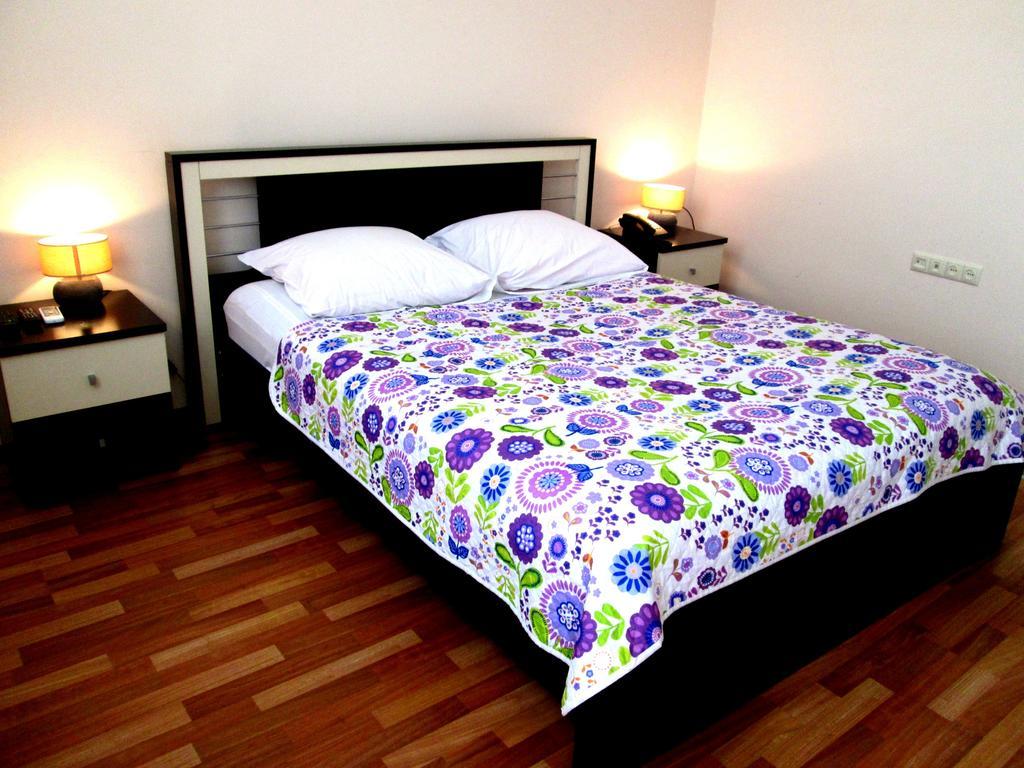 Max Comfort Hotel Kutaisi Rum bild