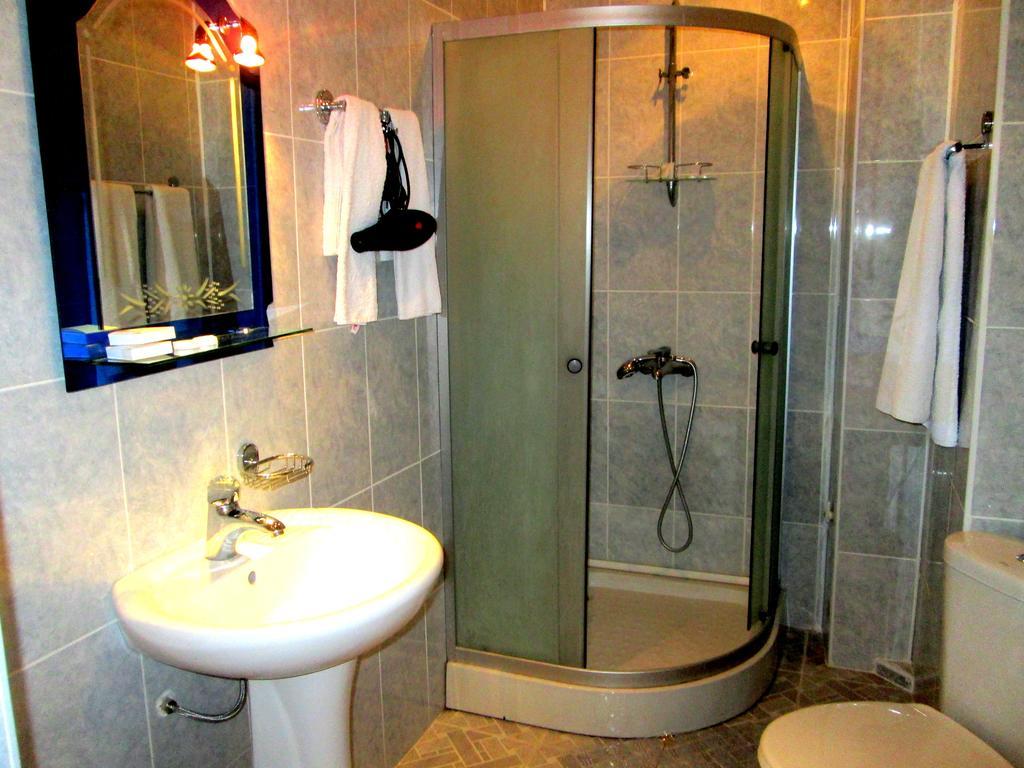 Max Comfort Hotel Kutaisi Rum bild